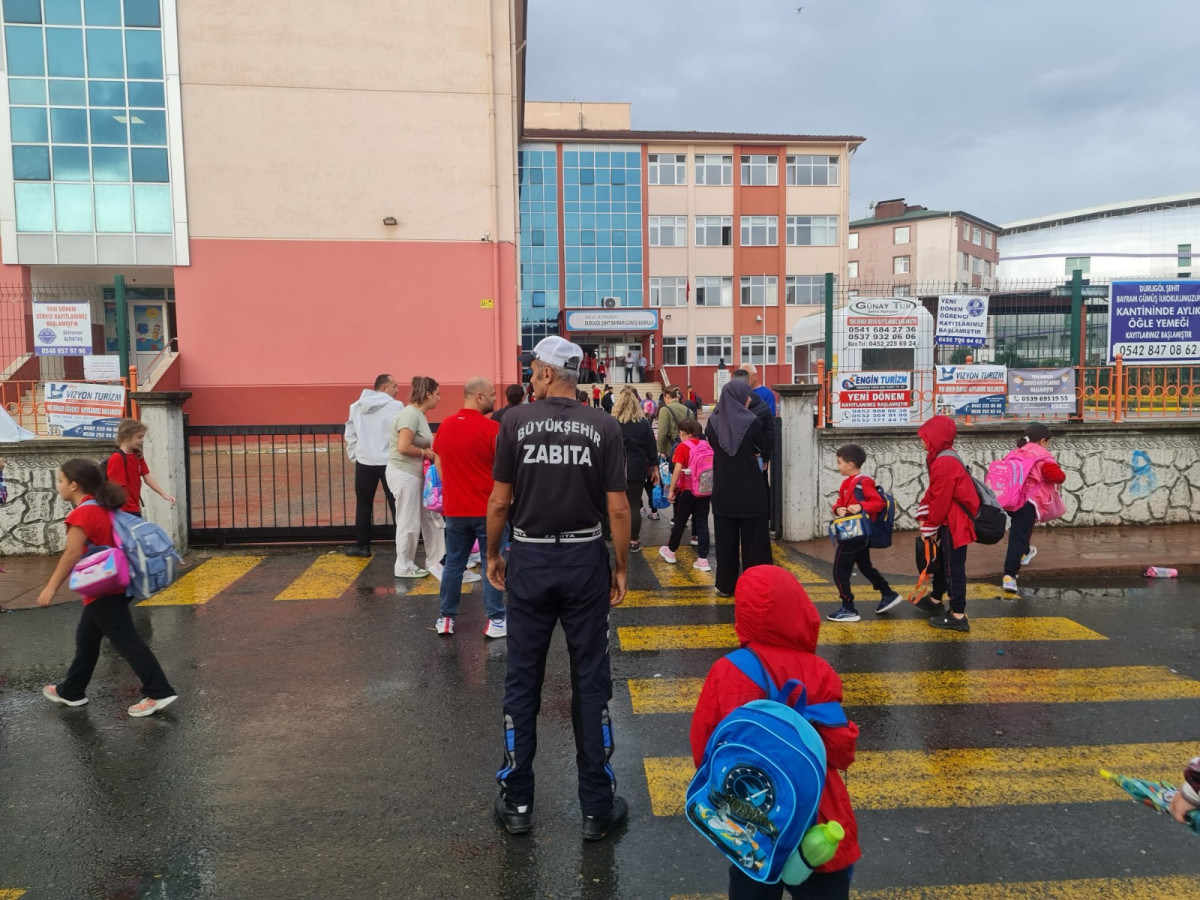 BÜYÜKŞEHİR ZABITASI ÖĞRENCİLERİN YANINDA